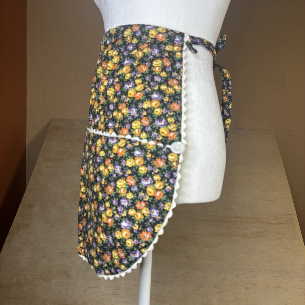 Vintage Half Waist Apron Floral Lg Front Pockets Rick Rack Button & Loop Accents